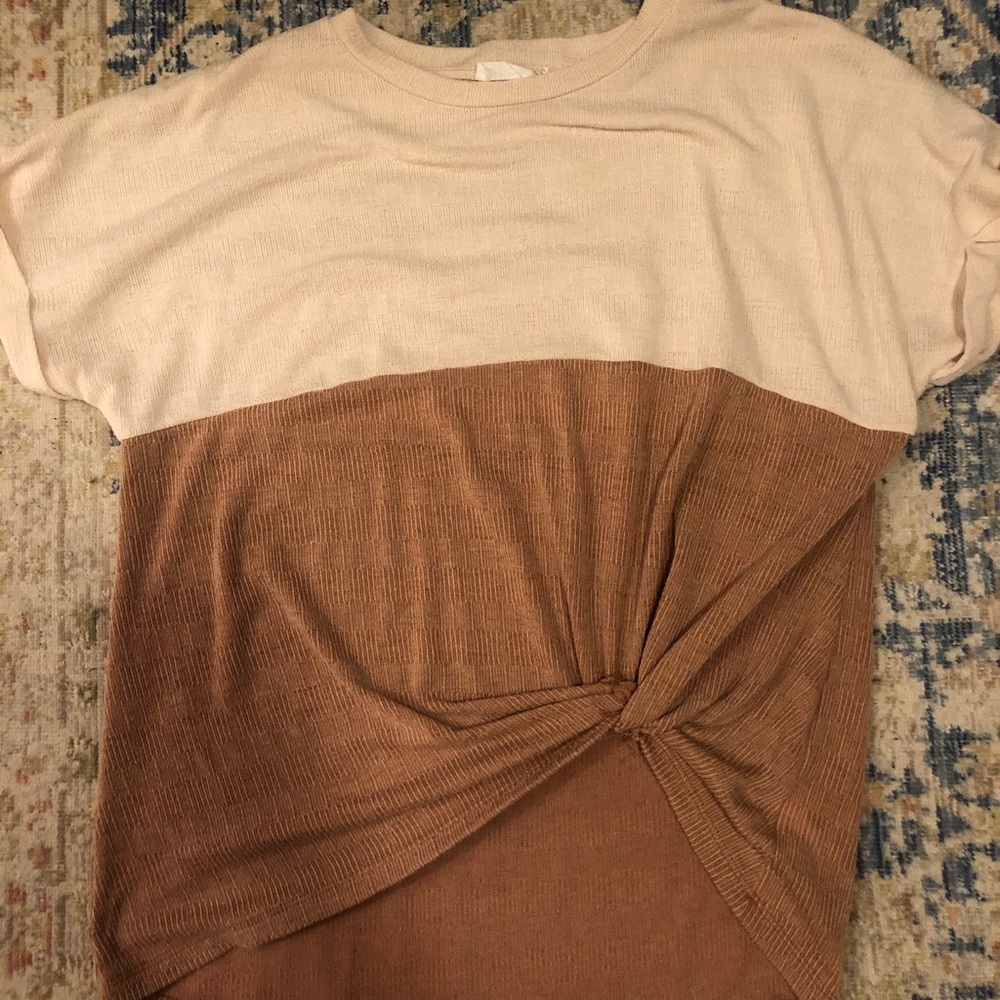 Short sleeve tee with a side tie. Size S